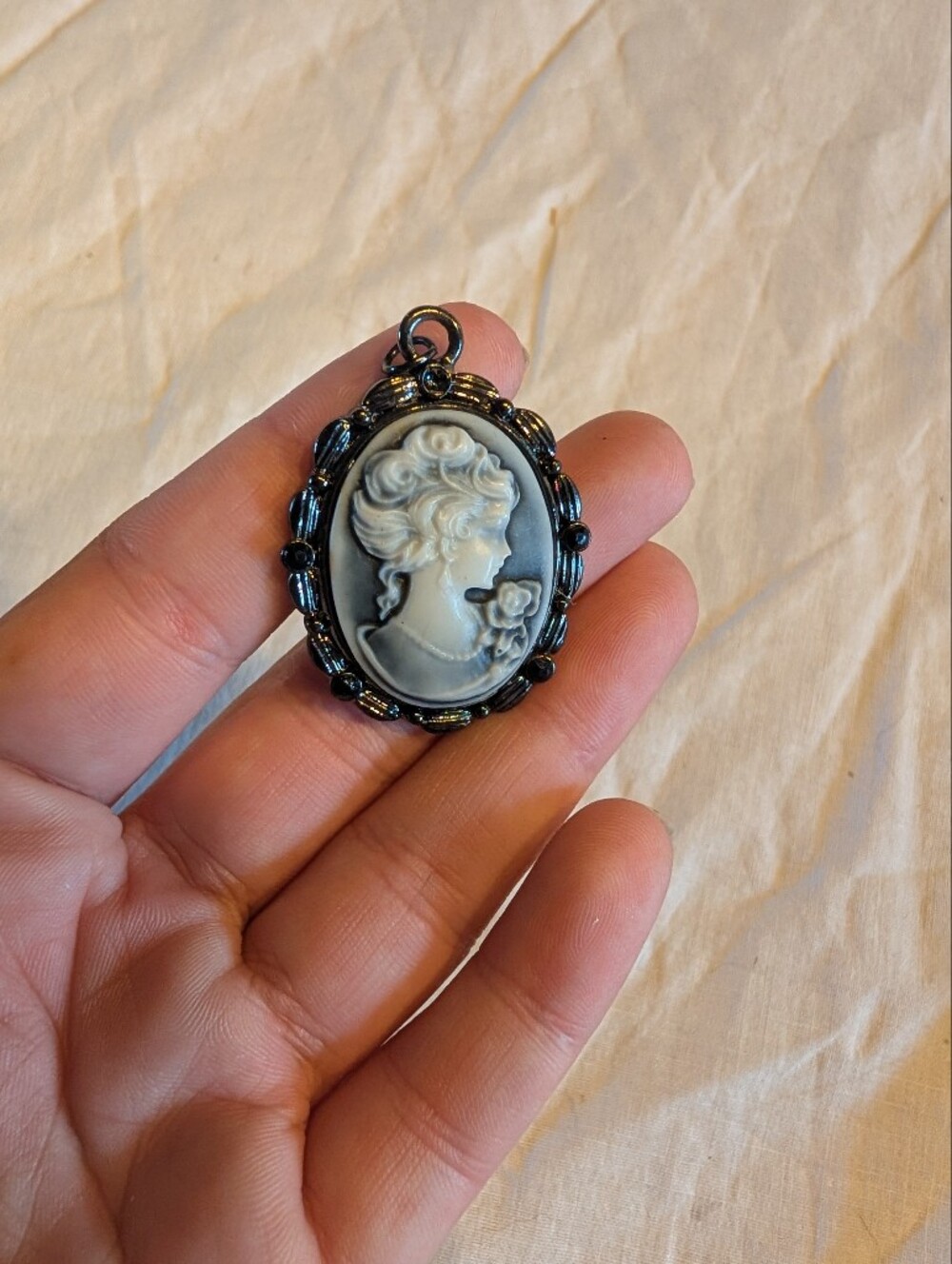 2/60$ Vintage Cameo Pendant Necklace in Cream and Black